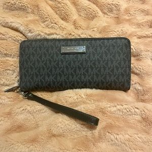 Like New Michael Kors Leather Continental Wristlet